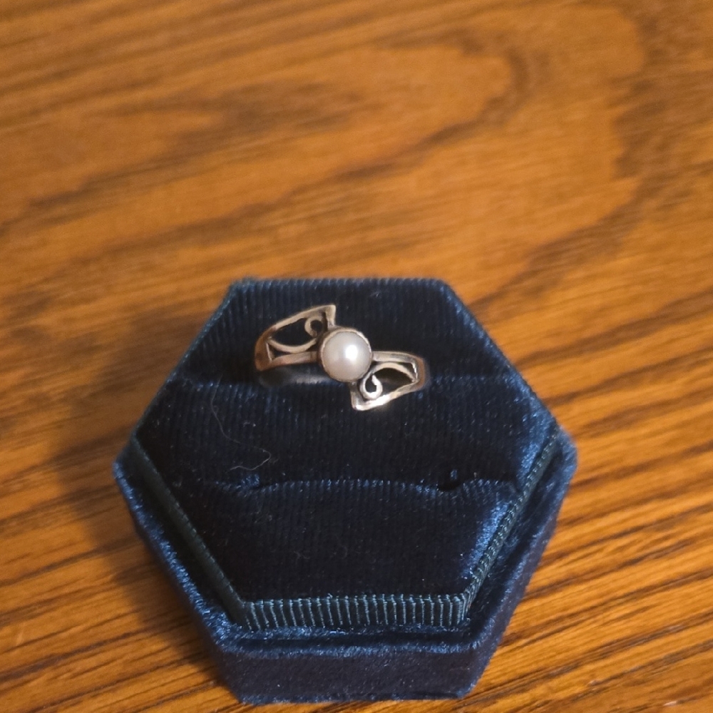 Elegant Silver Pearl Ring